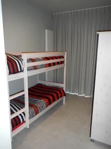 オーステンデにあるOostendenachtenの窓付きの客室で、二段ベッド2台が備わります。