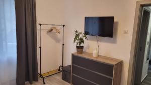 ein Wohnzimmer mit einem TV an der Wand in der Unterkunft Nico in Piatra Neamţ