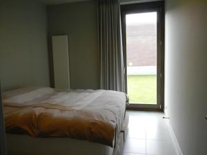 Ein Bett oder Betten in einem Zimmer der Unterkunft Oostendenachten
