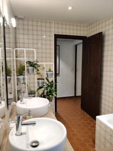 Baño con 2 lavabos y espejo en Chateau Ysard, en Camblanes-et-Meynac