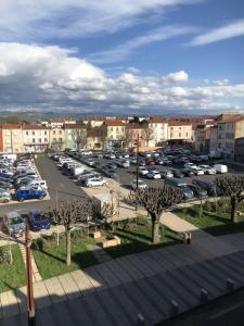 un parking avec des voitures garées dans une ville dans l'établissement Appartement F2 centre-ville ISSOIRE avec jolie vue, à Issoire