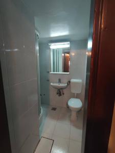 Koupelna v ubytování VIKEND KUCA SNJESKO + 5 fotografií