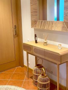łazienka z drewnianym stołem i lustrem w obiekcie Apartment Castelo Branco - Portugal w mieście Castelo Branco