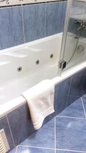 una bañera blanca con una toalla. en Apartment Castelo Branco - Portugal, en Castelo Branco