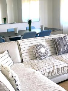 ein weißes Sofa im Wohnzimmer mit einem Tisch in der Unterkunft Apartment Castelo Branco - Portugal in Castelo Branco