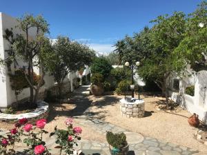 a courtyard with flowers and trees in a building at Bungalows Svoronos in Naousa