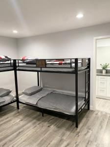 Poschodová posteľ alebo postele v izbe v ubytovaní Cheers Hostel