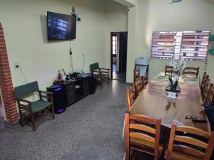 una sala de conferencias con una gran mesa de madera y sillas en Tata Reyes, en Asunción