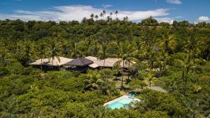 an aerial view of a resort with a swimming pool at Guest House - Praia de Itapororoca in Trancoso