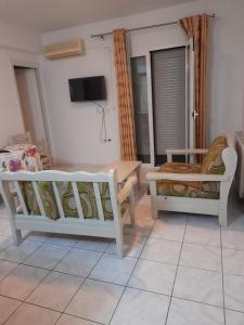 sala de estar con 2 sillas y mesa en Hellenic Sun, en Lassi