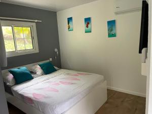 Giường trong phòng chung tại Villas smoothie SYCARO