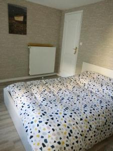 Ένα ή περισσότερα κρεβάτια σε δωμάτιο στο à 2 pas du centre ville