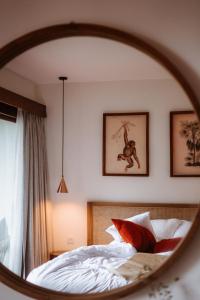 Rúm í herbergi á PORTER HOTEL - Surf & Yoga Retreat