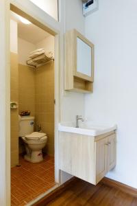 Bathroom sa Arawana Residence Phromphong