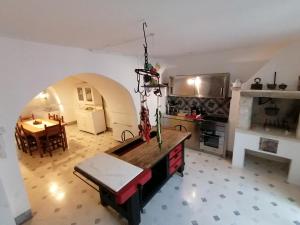 Civico 34, casa tipica salentina في Ortelle: اطلالة علوية على مطبخ مع طاولة وغرفة طعام