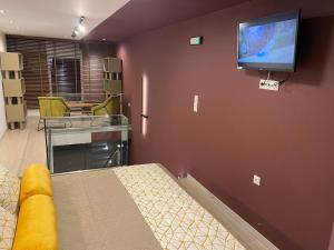 Televízia a/alebo spoločenská miestnosť v ubytovaní SeaSide Loft Kavala