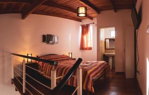 1 dormitorio con cama y lavamanos en Cálido Rincón en Villa Elisa