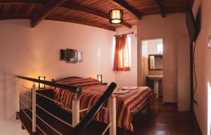a bedroom with a bed and a sink at Cálido Rincón in Villa Elisa