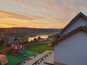 een luchtzicht op een huis met een speeltuin bij Dom na Wzgórzu SŁOŃCE na wyłączność JACUZZI ELEKTRYCZNE SAUNA ROWERY in Zawóz