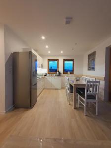 Een keuken of kitchenette bij Dom na Wzgórzu SŁOŃCE na wyłączność JACUZZI ELEKTRYCZNE SAUNA ROWERY
