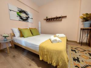 ブカレストにあるLaroka House Cosy Studio Universitateのベッドルーム1室(黄色い毛布付きのベッド1台付)