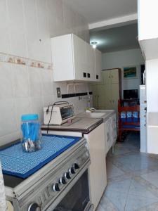 Virtuve vai virtuves zona naktsmītnē Hostel Cantinho da Paz