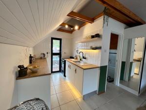 eine Küche mit weißen Wänden und einer Decke in der Unterkunft Cosy City Cottage in Gaborone