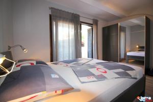 una camera con letto e vista su una camera da letto di Dr. IGDA Apartments a Poreč (Parenzo)