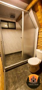 La salle de bains est pourvue d'une douche et de toilettes. dans l'établissement Espectacular Cabaña de lujo en Santa Elena, à Medellín