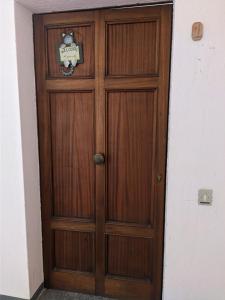 Una puerta de madera con un cartel en Casa Sant'Ercolano, en Perugia