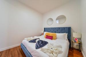 1 dormitorio con 1 cama azul y blanca y 2 espejos en Lovers Tropical Bahamas Studio King U/G Wifi, en Edmonton