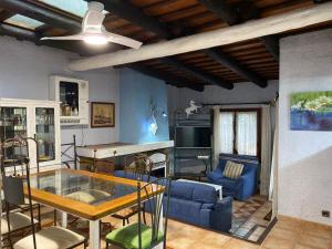 a living room with a blue couch and a table at L'Encís Begur - Casa unifamiliar con piscina, jardín y barbacoa in Begur
