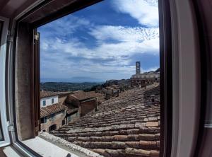 una ventana con vistas a las ruinas del teatro en Casa Sant'Ercolano, en Perugia