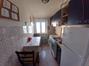 een keuken met een koelkast en een tafel. bij Casa Sant'Ercolano in Perugia