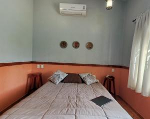 een slaapkamer met een groot bed in een kamer bij Finca La Laguna in Córdoba