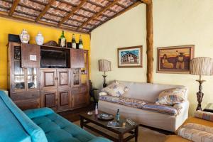sala de estar con sofá y TV en Sea View Tropical Nature, en Ilhabela