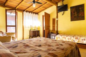 1 dormitorio con 1 cama grande en una habitación en Sea View Tropical Nature, en Ilhabela