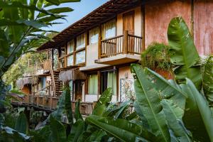 un edificio con balcones y plantas frente a él en Sea View Tropical Nature, en Ilhabela