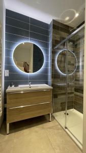 een badkamer met een wastafel en een spiegel bij Au jardin de la Basilique in Boulogne-sur-Mer +21 foto's