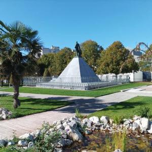 statua pośrodku parku ze stawem w obiekcie Au jardin de la Basilique w mieście Boulogne-sur-Mer