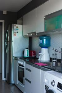 une cuisine avec des placards blancs et un mixeur sur le comptoir dans l'établissement Departamento céntrico con parking subterráneo, à Junín