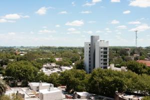 - une vue sur la ville depuis le haut d'un bâtiment dans l'établissement Departamento céntrico con parking subterráneo, à Junín