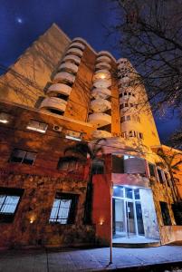 een hoog bakstenen gebouw wordt 's nachts verlicht bij Departamento Gran Corrientes in Salta