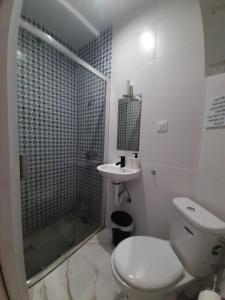 uma casa de banho com um WC, um chuveiro e um lavatório. em Santa Marta em Martos