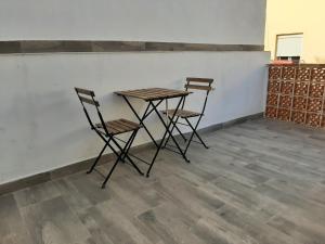 3 chaises et une table dans une pièce dans l'établissement San Amador, à Martos