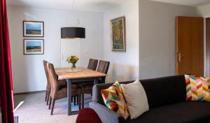 ein Wohnzimmer mit einem Tisch und einem Sofa in der Unterkunft Ferienwohnung Bad Kissingen in Bad Kissingen