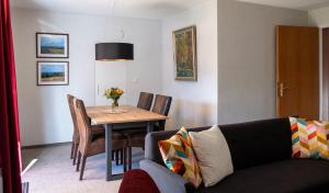 a living room with a table and a couch at Ferienwohnung Bad Kissingen in Bad Kissingen