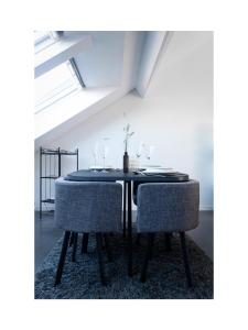 una mesa de comedor negra con 2 sillas en Central Perk Apartments-Antwerp, en Amberes