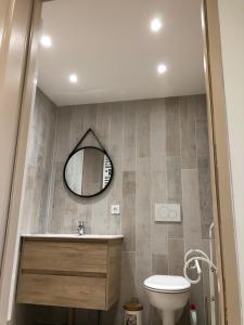 A bathroom at logement entier indépendant