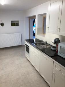 A kitchen or kitchenette at logement entier indépendant